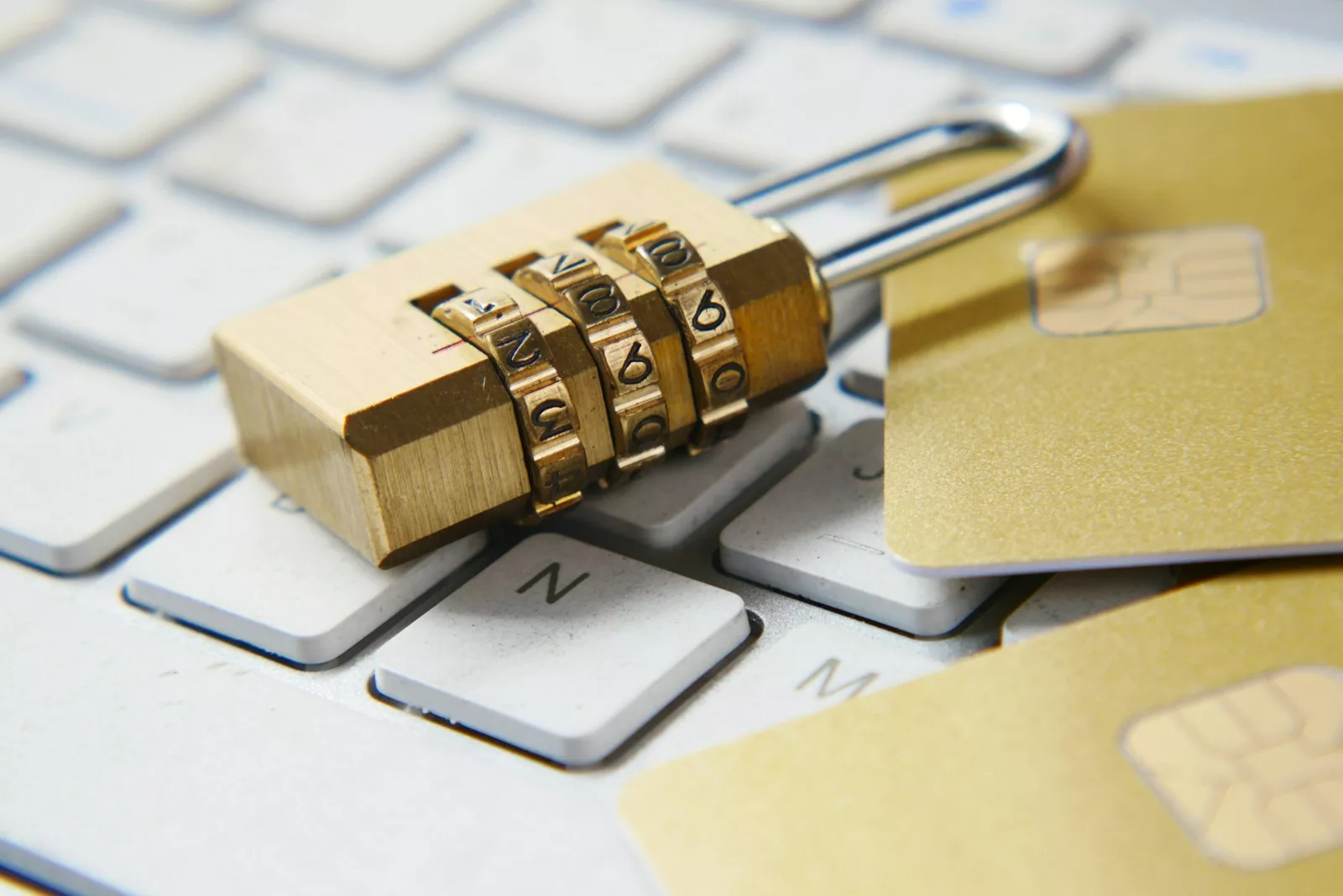 Passwortsicherheit 2025: Wie lange dauert es, dein Passwort zu knacken? 1 a golden padlock sitting on top of a keyboard