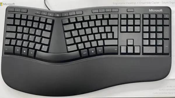 Microsoft Ergonomic Desktop -mit Handballenauflage, Schweizer-QWERTZ – Bild 2