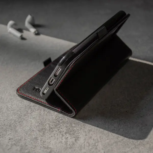 iPhone 11 Pro Lederhülle (mit Standfunktion) - Schwarz mit Rotem Detail – Bild 2