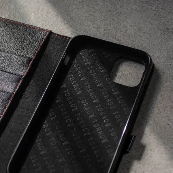 iPhone 11 Pro Max Lederhülle (mit Standfunktion) - Schwarz mit Rotem Detail – Bild 4