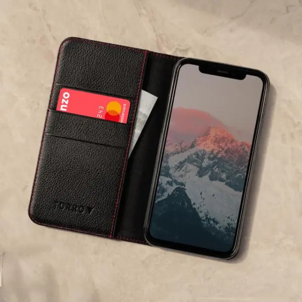 iPhone XR Leder-Wallet-Hülle (mit Standfunktion) - Schwarz mit Rotem Detail – Bild 4