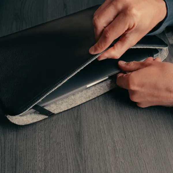 Leder MacBook Pro / MacBook Air Hülle (für 13" & 14") - Schwarz – Bild 4