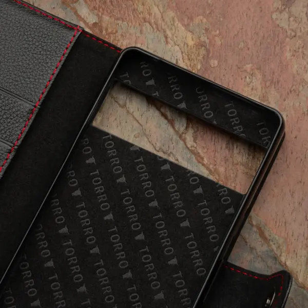 Google Pixel 8a Lederhülle (mit Standfunktion & Brieftasche) - Schwarz mit Rotem Detail – Bild 4