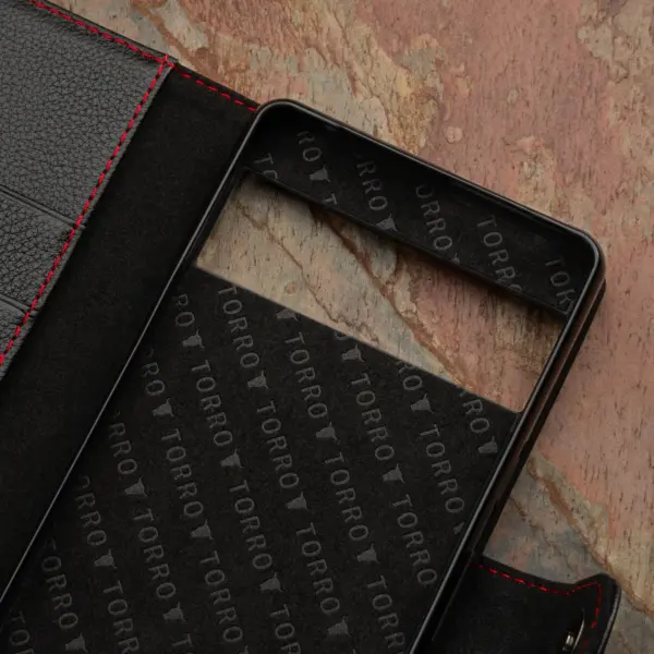 Google Pixel 8 Pro Lederhülle (mit Standfunktion & Brieftasche) - Schwarz mit Rotem Detail – Bild 4