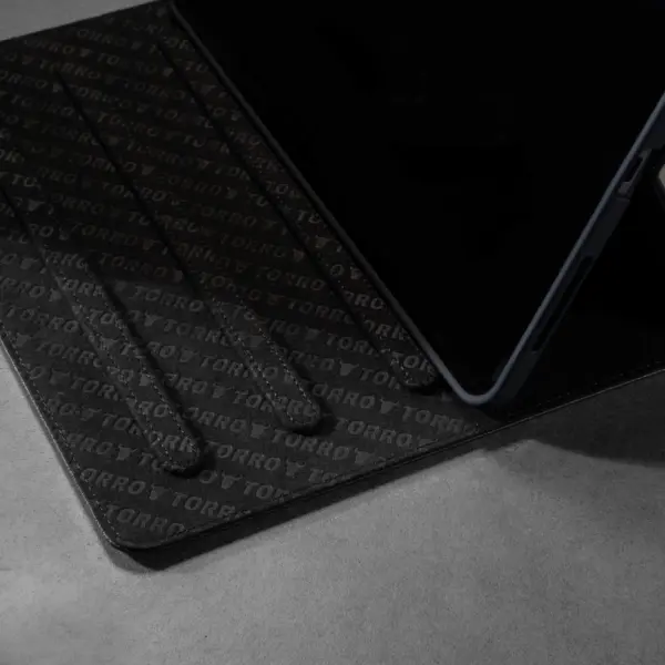 iPad Lederhülle (11. und 10. Gen) - Schwarz mit Rotem Detail – Bild 3