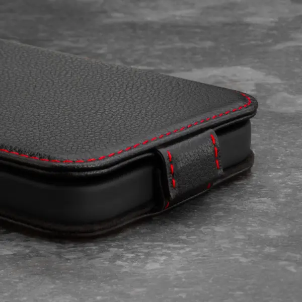 iPhone 12 / iPhone 12 Pro Leder Flip Hülle (mit MagSafe-Aufladung) - Schwarz mit Rotem Detail – Bild 4