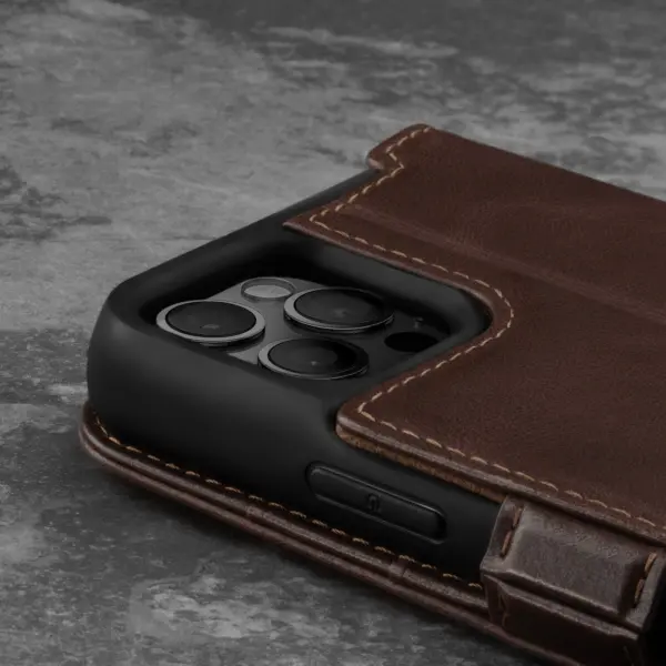iPhone 12 Pro Max Lederhülle (mit Standfunktion) - Dunkelbraun – Bild 3
