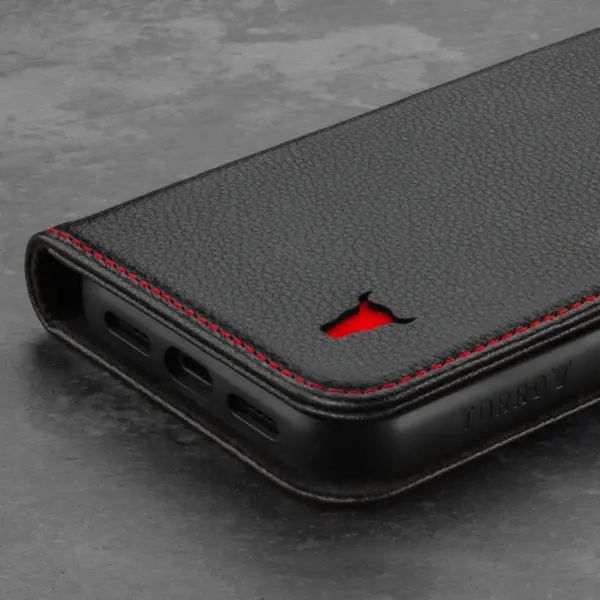 iPhone 12 / iPhone 12 Pro Lederhülle (mit Standfunktion) - Schwarz mit Rotem Detail – Bild 5