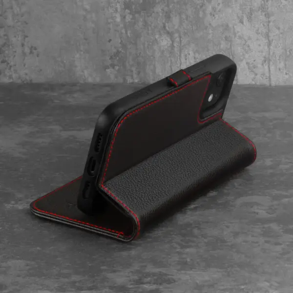 iPhone 12 / iPhone 12 Pro Lederhülle (mit Standfunktion) - Schwarz mit Rotem Detail – Bild 2