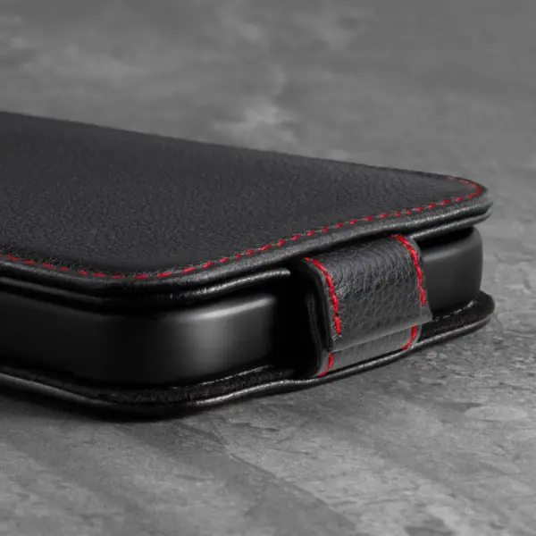iPhone 13 Leder Flip Hülle (mit MagSafe-Aufladung) - Schwarz mit Rotem Detail – Bild 4