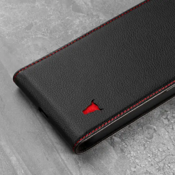 iPhone 13 Leder Flip Hülle (mit MagSafe-Aufladung) - Schwarz mit Rotem Detail – Bild 5