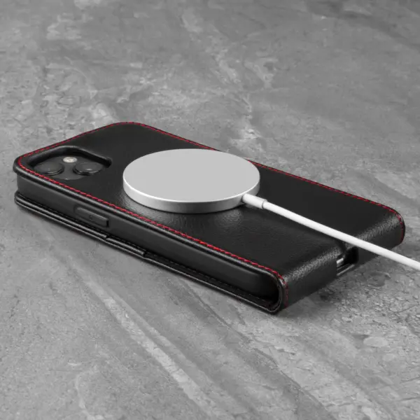 iPhone 13 Leder Flip Hülle (mit MagSafe-Aufladung) - Schwarz mit Rotem Detail – Bild 3