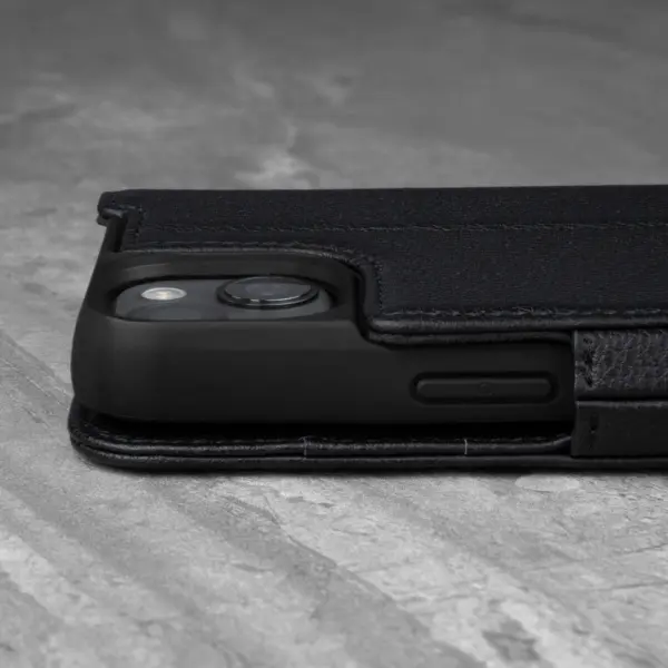 iPhone 13 Lederhülle (mit Standfunktion) - Schwarz – Bild 4