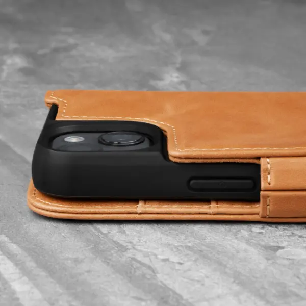 iPhone 13 Lederhülle (mit Standfunktion) - Hellbraun – Bild 4
