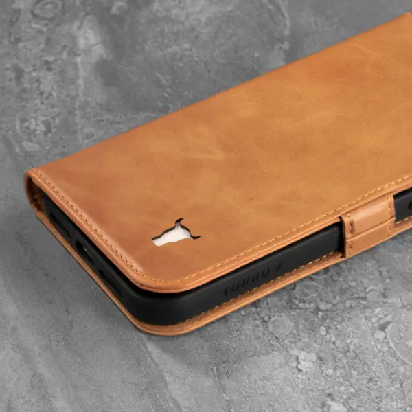 iPhone 13 Lederhülle (mit Standfunktion) - Hellbraun – Bild 5