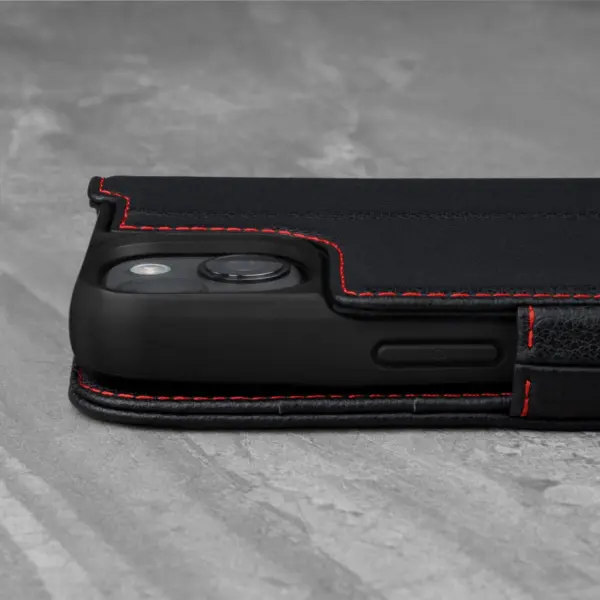 iPhone 13 Mini Lederhülle (mit Standfunktion) - Schwarz mit Rotem Detail – Bild 4