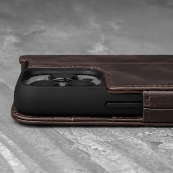 iPhone 13 Pro Lederhülle (mit Standfunktion) - Dunkelbraun – Bild 4