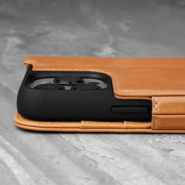 iPhone 13 Pro Lederhülle (mit Standfunktion) - Hellbraun – Bild 4