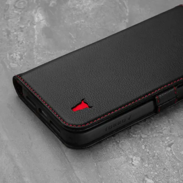 iPhone 13 Pro Max Lederhülle (mit Standfunktion) - Schwarz mit Rotem Detail – Bild 5