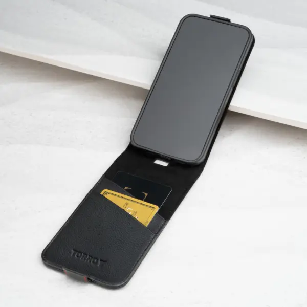 iPhone 14 Leder Flip Hülle (mit MagSafe-Aufladung) - Schwarz mit Rotem Detail – Bild 3