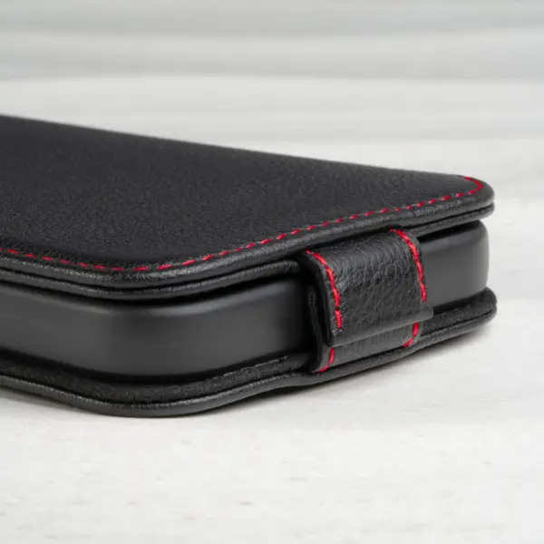 iPhone 14 Leder Flip Hülle (mit MagSafe-Aufladung) - Schwarz mit Rotem Detail – Bild 5