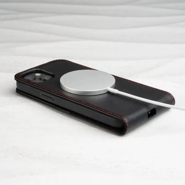 iPhone 14 Leder Flip Hülle (mit MagSafe-Aufladung) - Schwarz mit Rotem Detail – Bild 4