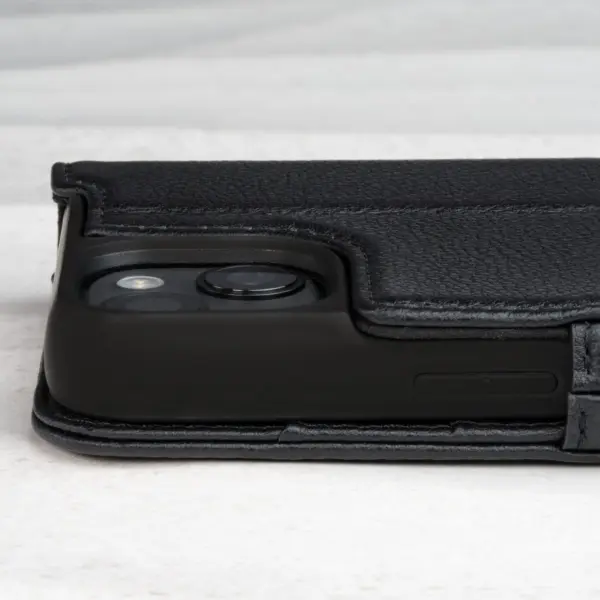 iPhone 14 Lederhülle (mit Standfunktion) - Schwarz – Bild 4