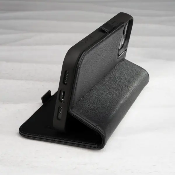 iPhone 14 Lederhülle (mit Standfunktion) - Schwarz – Bild 2