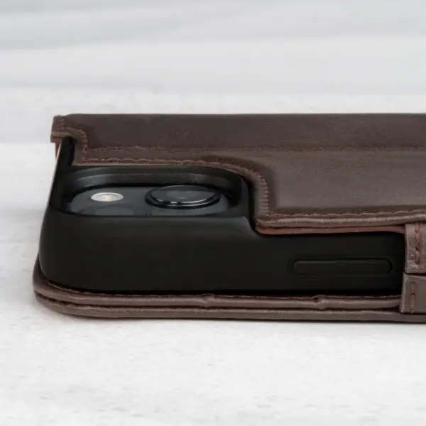 iPhone 14 Lederhülle (mit Standfunktion) - Dunkelbraun – Bild 4