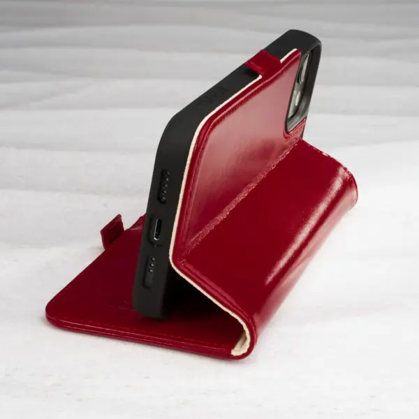 iPhone 14 Lederhülle (mit Standfunktion) - Rot – Bild 2