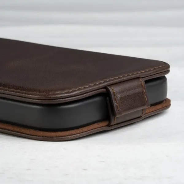 iPhone 14 Plus Leder Flip Hülle (mit MagSafe-Aufladung) - Dunkelbraun – Bild 3