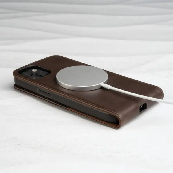 iPhone 14 Plus Leder Flip Hülle (mit MagSafe-Aufladung) - Dunkelbraun – Bild 2