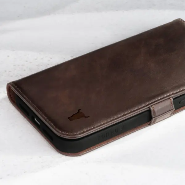 iPhone 14 Plus Lederhülle (mit Standfunktion) - Dunkelbraun – Bild 5