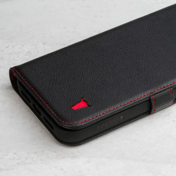 iPhone 14 Pro Lederhülle (mit Standfunktion) - Schwarz mit Rotem Detail – Bild 4