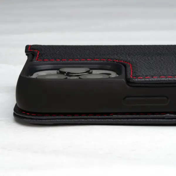iPhone 14 Pro Max Lederhülle (mit Standfunktion) - Schwarz mit Rotem Detail – Bild 4