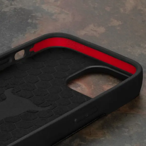 iPhone 15 Plus Leder Bumper Hülle (mit MagSafe-Aufladung) - Schwarz mit Rotem Detail – Bild 4