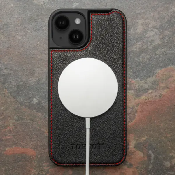 iPhone 15 Plus Leder Bumper Hülle (mit MagSafe-Aufladung) - Schwarz mit Rotem Detail – Bild 3