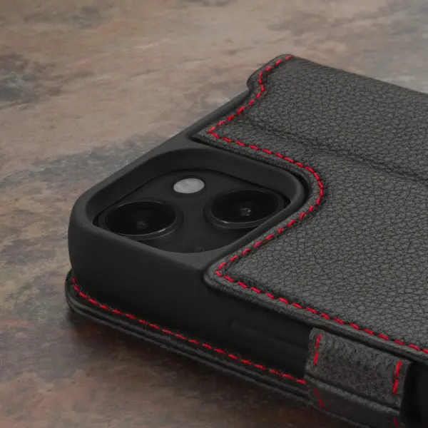 iPhone 15 Plus Lederhülle (mit Standfunktion) - Schwarz mit Rotem Detail – Bild 4