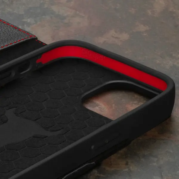 iPhone 15 Plus Lederhülle (mit Standfunktion) - Schwarz mit Rotem Detail – Bild 5