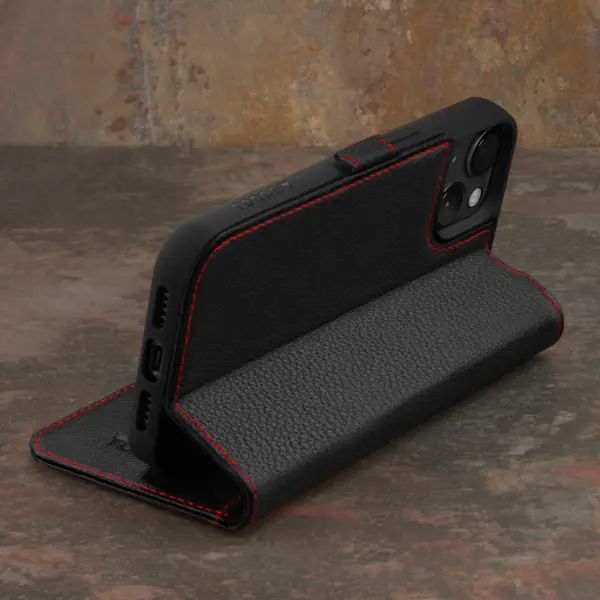 iPhone 15 Plus Lederhülle (mit Standfunktion) - Schwarz mit Rotem Detail – Bild 2