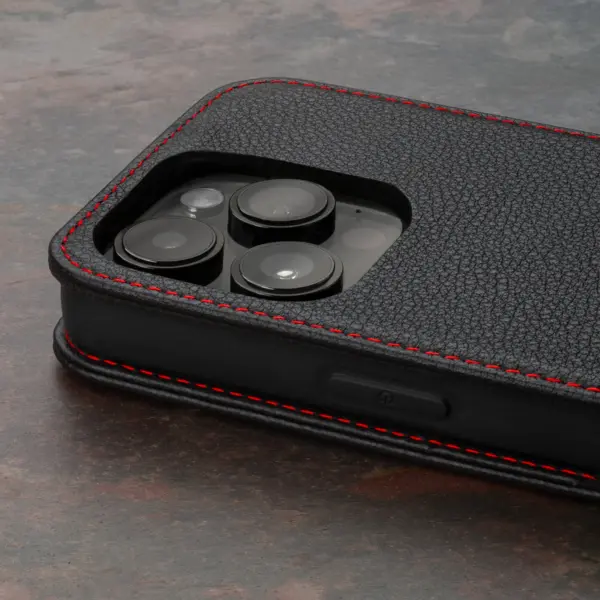 iPhone 15 Pro Max Leder Flip Hülle (MagSafe-Laden) - Schwarz mit Rotem Detail – Bild 3