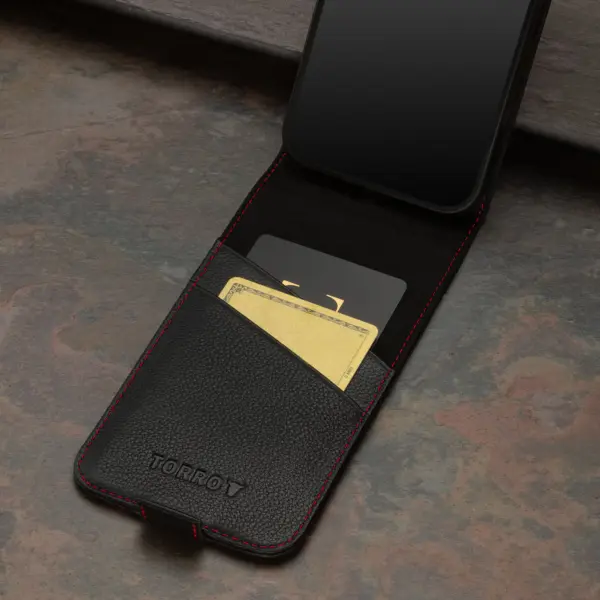 iPhone 15 Pro Max Leder Flip Hülle (MagSafe-Laden) - Schwarz mit Rotem Detail – Bild 2