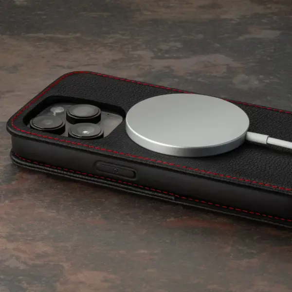 iPhone 15 Pro Max Leder Flip Hülle (MagSafe-Laden) - Schwarz mit Rotem Detail – Bild 4