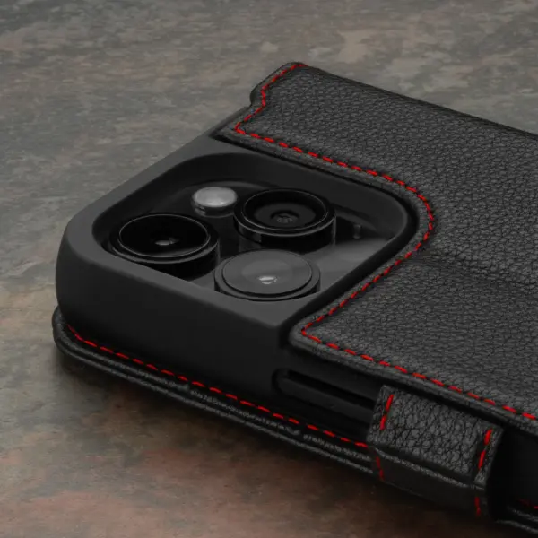 iPhone 15 Pro Lederhülle - Schwarz mit Rotem Detail – Bild 4