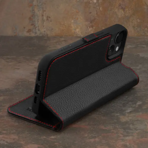 iPhone 15 Lederhülle (mit Standfunktion) - Schwarz mit Rotem Detail – Bild 2