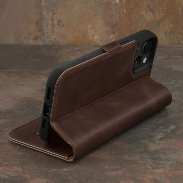 iPhone 15 Lederhülle (mit Standfunktion) - Dunkelbraun – Bild 2