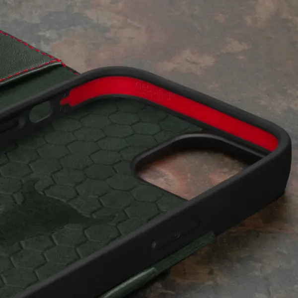 iPhone 15 Lederhülle (mit Standfunktion) - Grün mit Rotem Detail – Bild 5