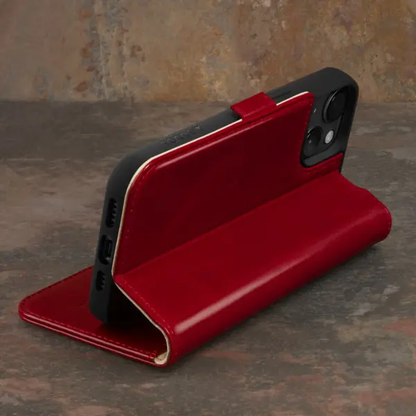 iPhone 15 Lederhülle (mit Standfunktion) - Rot – Bild 2