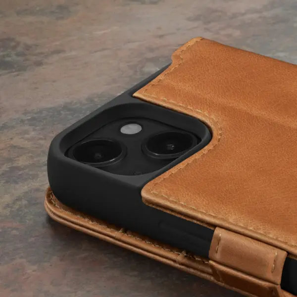 iPhone 15 Lederhülle (mit Standfunktion) - Hellbraun – Bild 4