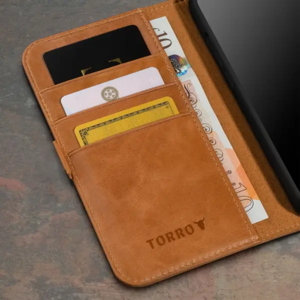 iPhone 15 Lederhülle (mit Standfunktion) - Hellbraun – Bild 3